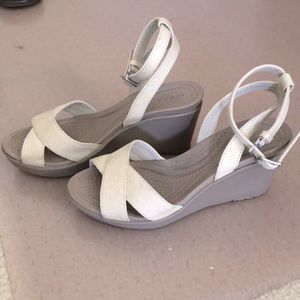 Crocs Leigh II cross strap wedge